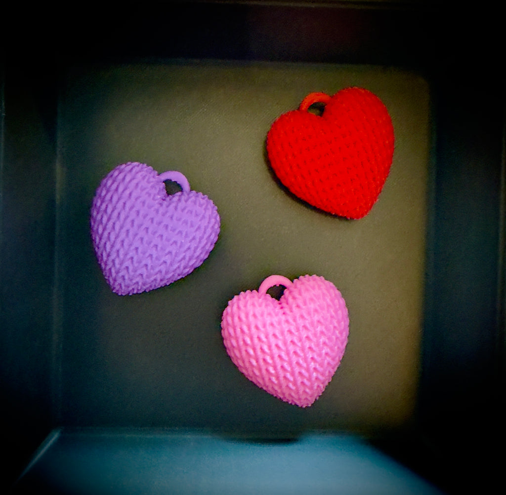 ”Neulotut” sydämet-avaimenperä